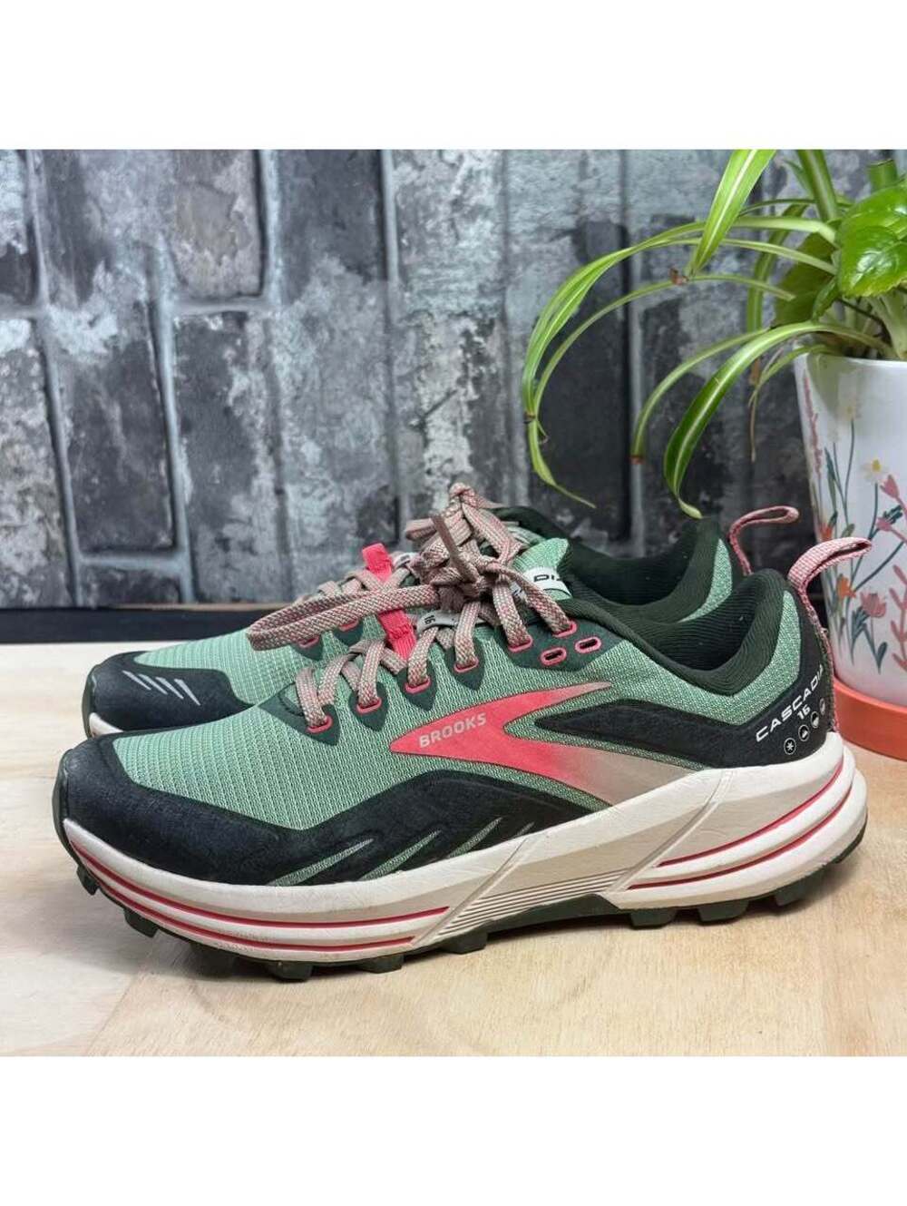 Brooks Cascadia 16 Women’s 6.5 Trail Running Shoes Green Coral